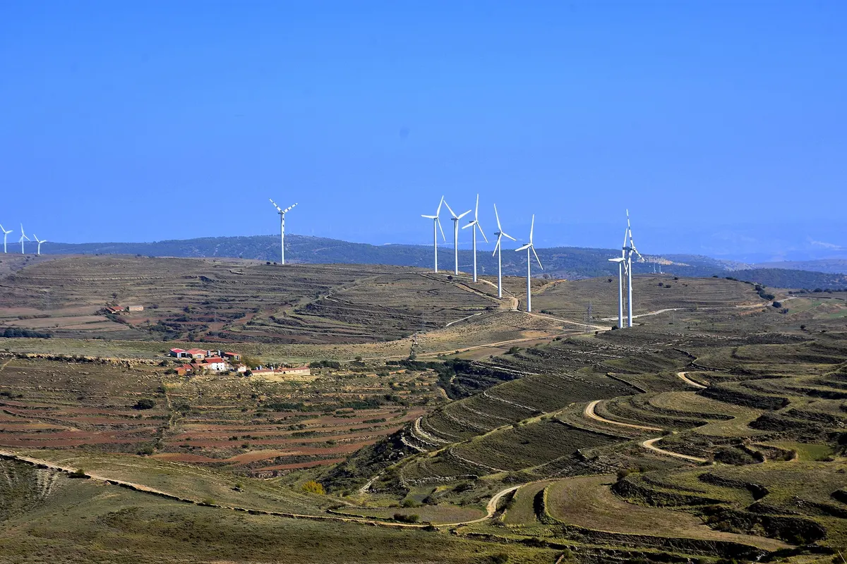 Aerogeneradores sobre los bancales de piedra seca de Portell de Morella