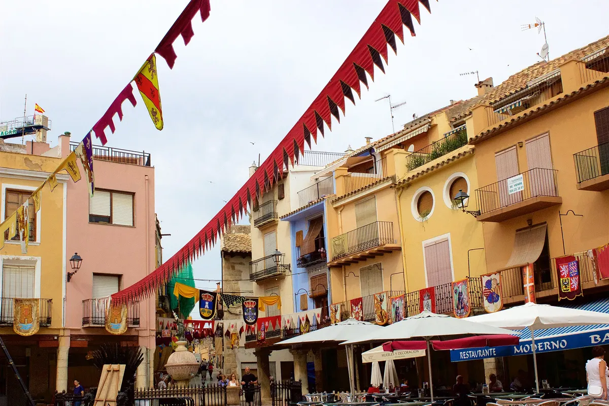 Plaza porticada de Sant Mateu con banderolas de fiesta